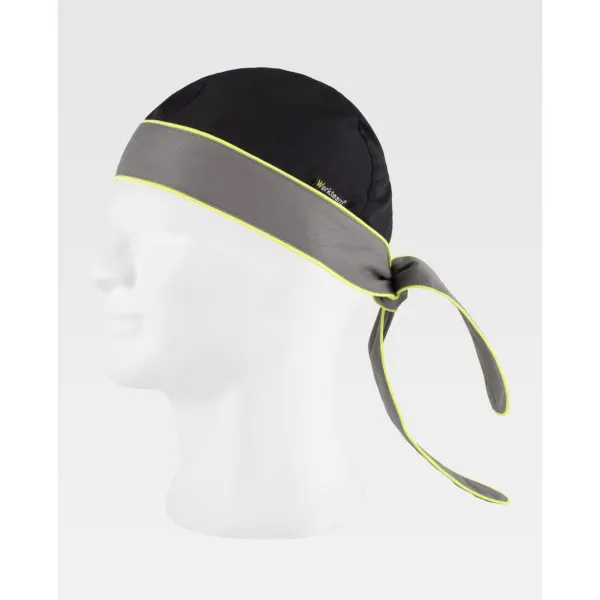 Bandana combinada com fita grossa para ajustar na nuca.