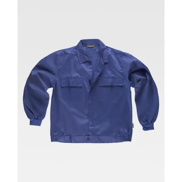 Blusão com gola tipo camiseiro e fecho de botão oculto.