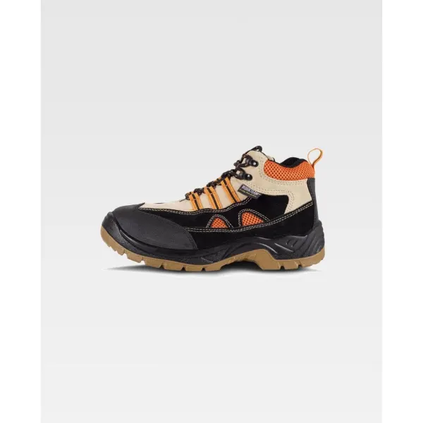 Bota croute com cordões, tipo trekking.