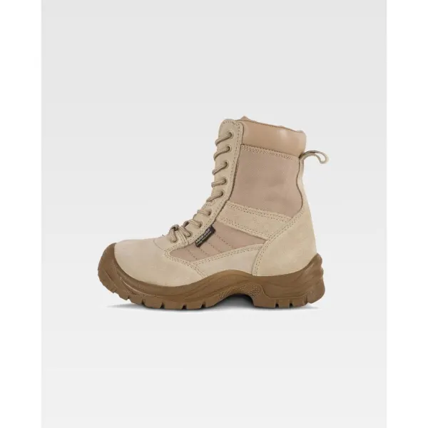 Bota cruote com fecho de correr lateral e cordões.