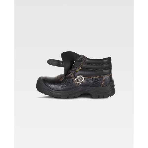 Bota em pele com fivela, sola em PU, biqueira e meia-sola em aço.
