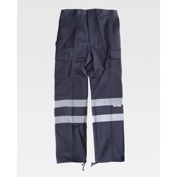 Calça com reforços e fitas refletoras.