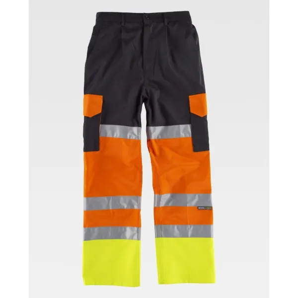 Calça combinada com reforços e alta visibilidade e fitas refletoras.