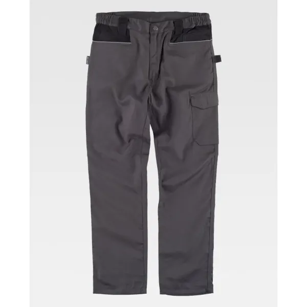Calça combinada com reforços e costura tripla.