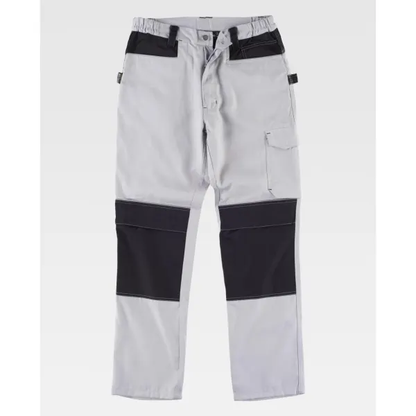 Calça combinada com reforços e costura tripla.