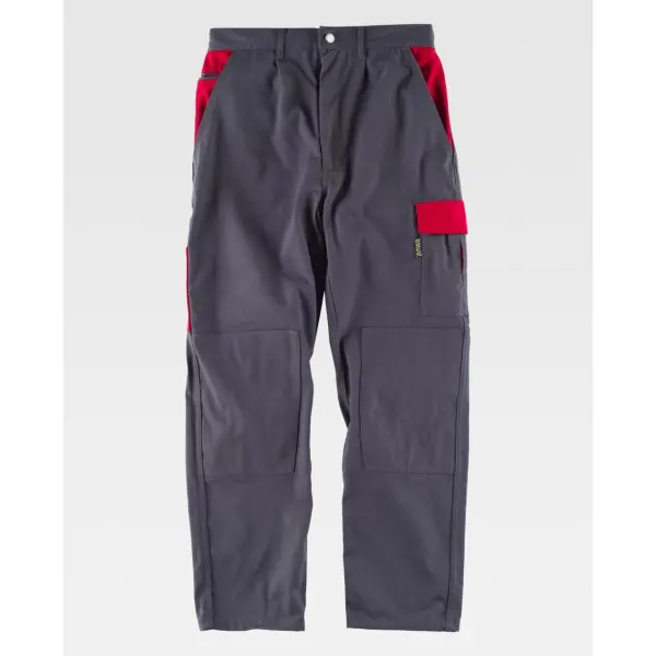 Calça combinada com reforços.