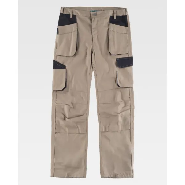 Calça combinada com tecido elástico.