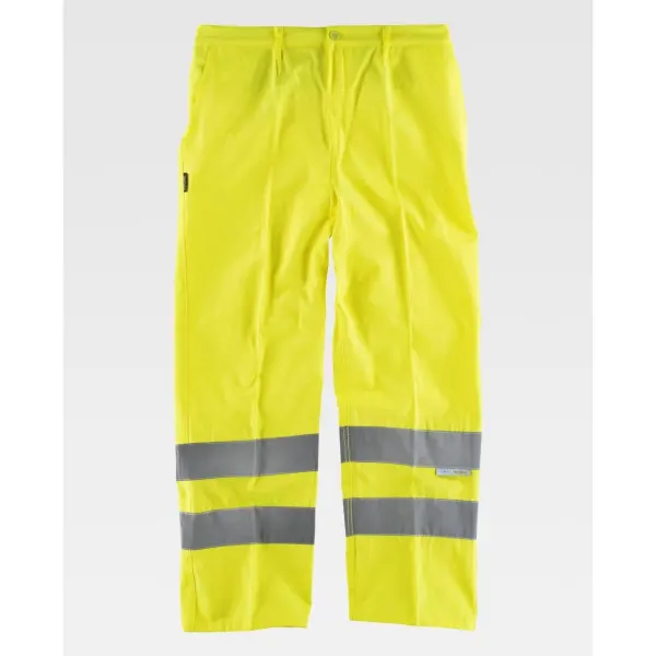 Calça de alta visibilidade com fitas refletoras.