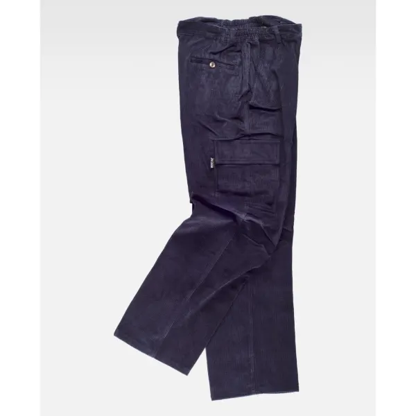 Calça de veludo com dois bolsos de abertura inclinada nos costados, dois bolsos cargo laterais com lapela de velcro.