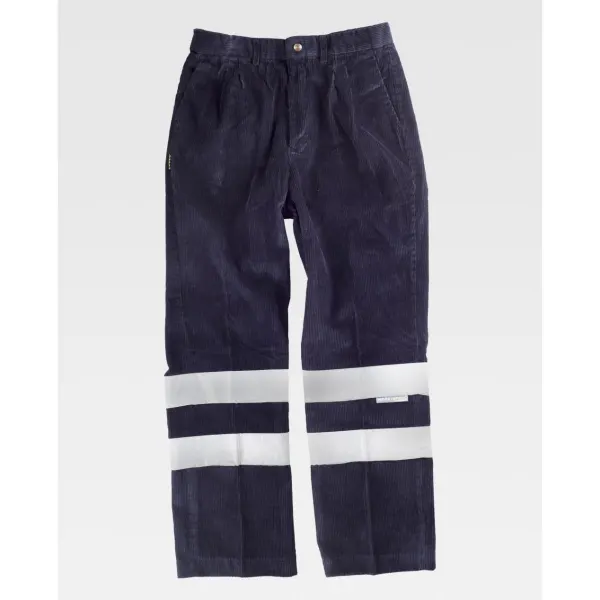 Calça de veludo com fitas refletoras.