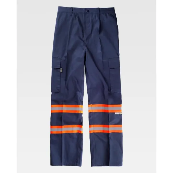 Calça direita com fitas refletoras-fluorescentes.