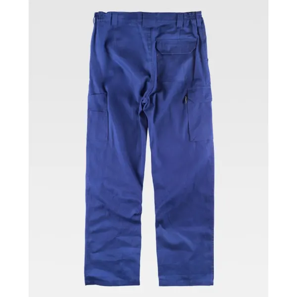 Calça direita de algodão com dois bolsos de abertura inclinada nos costados, um bolso cargo lateral com lapela de velcro.