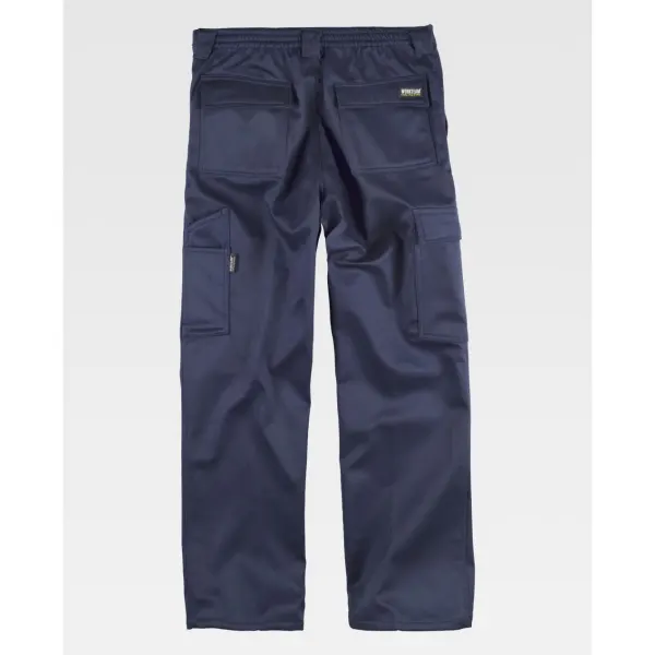 Calça para frio com acabamento resistente aos líquidos.