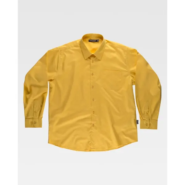 Camisa de gola clássica e fecho central de botões