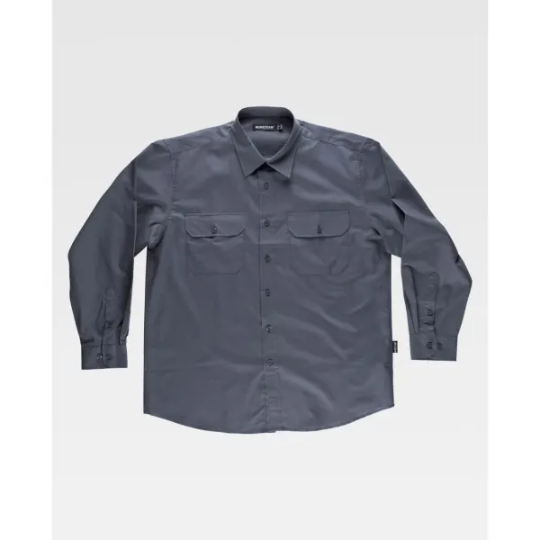 Camisa de gola clássica e fecho central de botões
