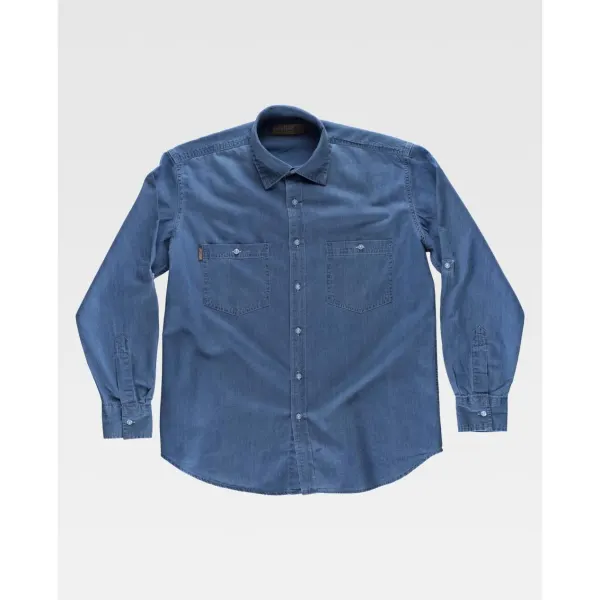 Camisa em tecido ganga de gola clássica e fecho central de botões