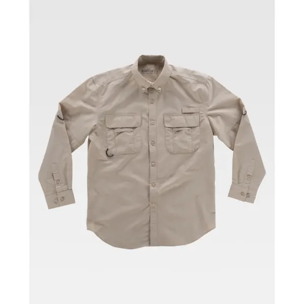Camisa safari com abertura traseira e rede interior para regular a transpiração.