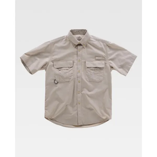 Camisa safari de manga curta com abertura traseira e rede interior para regular a transpiração