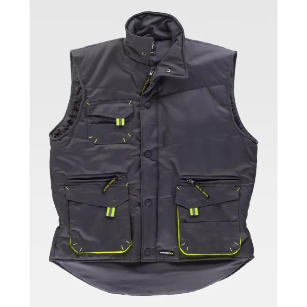 Colete acolchoado combinado de gola alta com detalhes fluorescentes-refletores e presilhas em contraste.