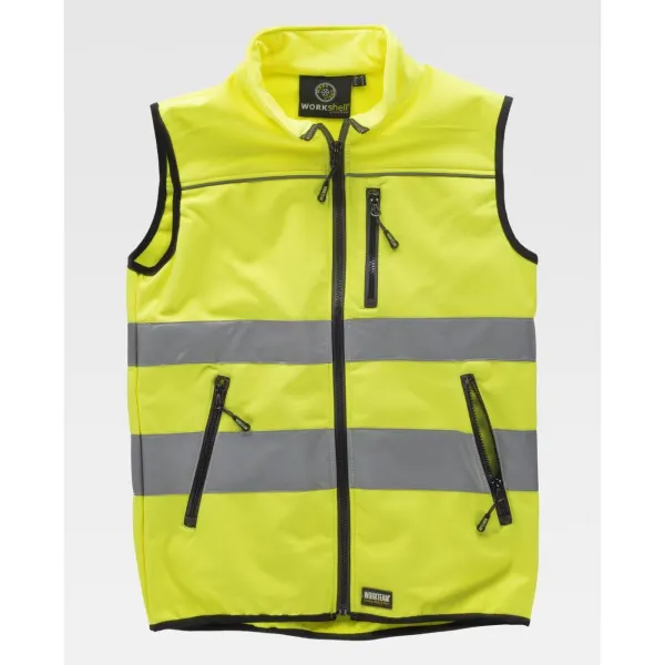 Colete Workshell com tecido Ripstop de alta visibilidade, com corpetes e fitas refletoras. Gola alta e fecho de correr de nylon
