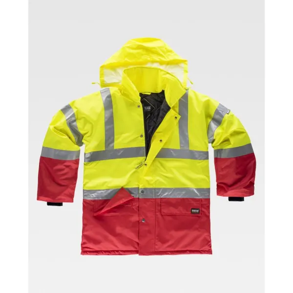 Parka acolchoada e impermeável em tecido Oxford, combinado e com fitas refletoras.